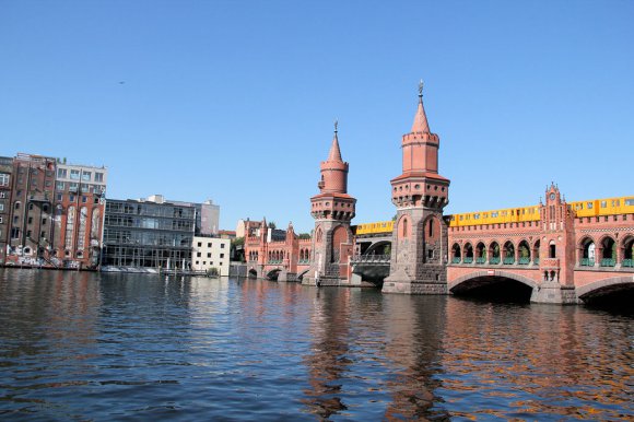 Oberbaumbrücke et anciens docks, sur la Spree dans Kreuzberg