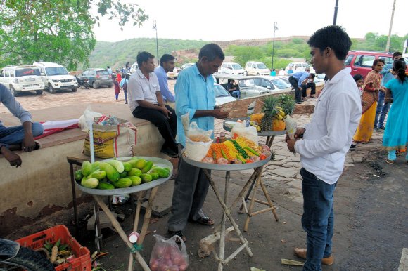Des vendeurs devant le Jal Mahal
