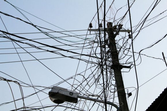 Mic-mac de fils électriques à Fort Kochi