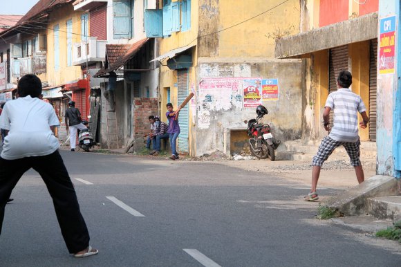 Enfants jouant au cricket dans la rue de Fort Kochi