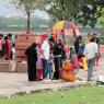 Des promeneurs devant le Jal Mahal