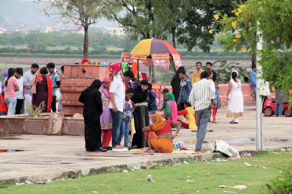 Des promeneurs devant le Jal Mahal