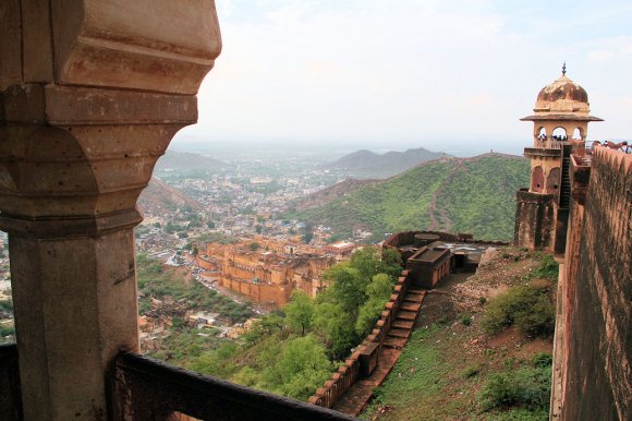 Palais de Amber, vu depuis le fort de Jaigarh