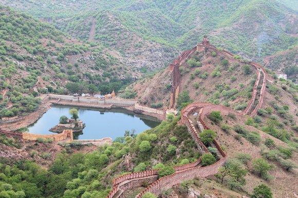 Fort de Jaigarh, réservoir et jardin, muraille