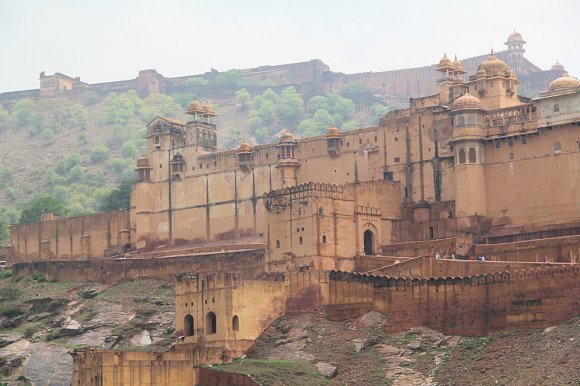 Palais de Amber, vue depuis le lac; fort de Jaigarh en arrière plan