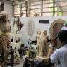 Sculpteur sur bois de figurines religieuses dans les Backwaters du Kerala