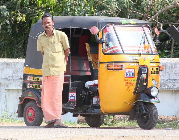 Chauffeur de auto rickshaw attendant le client