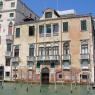 Le Grand Canal, palais et ruelle à droite