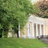 Kiosque dans le Jardin Mikhailovsky, vu de la rivière Moyka