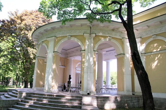 Kiosque dans le Jardin Mikhailovsky