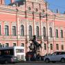 Dompteur de cheval devant le Musée de la democracie dans la Russie moderne