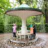 Fontaine arrosant les visiteurs