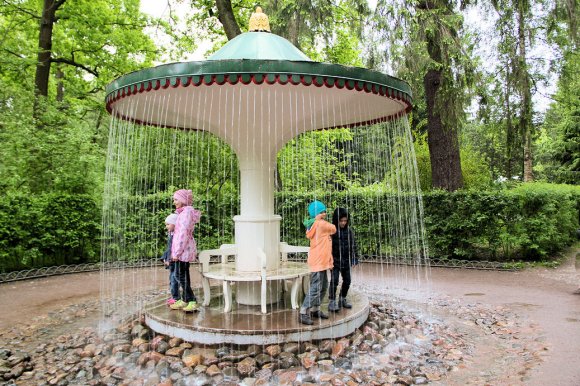 Fontaine arrosant les visiteurs