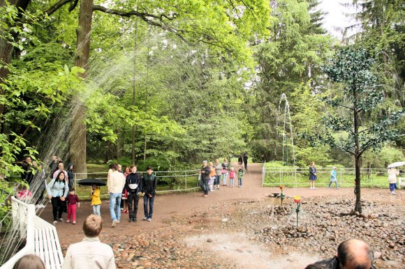 Fontaine arrosant les visiteurs